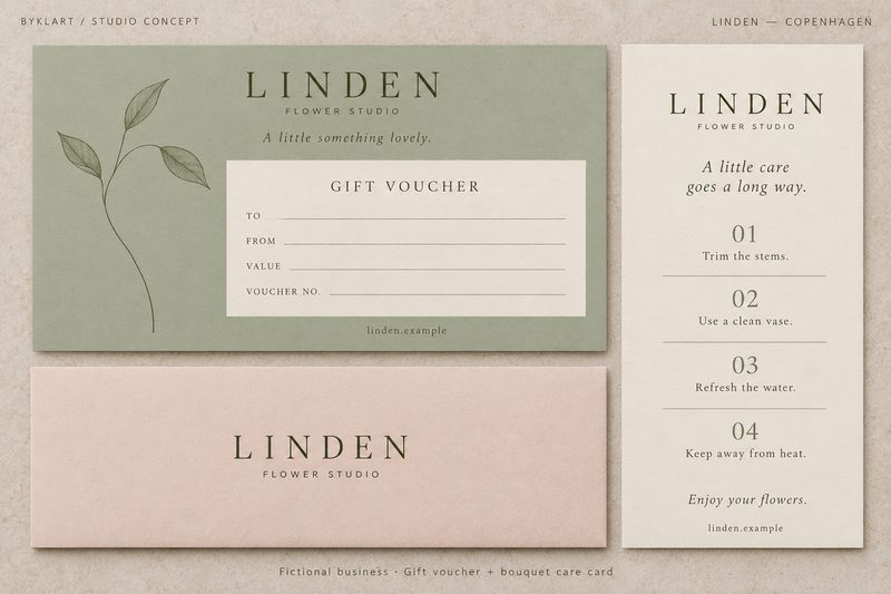 LINDEN Flower Studio -konseptityö: salvianvihreä lahjakortti, vaaleanpunainen kirjekuori ja kermanvärinen hoito-ohjekortti.